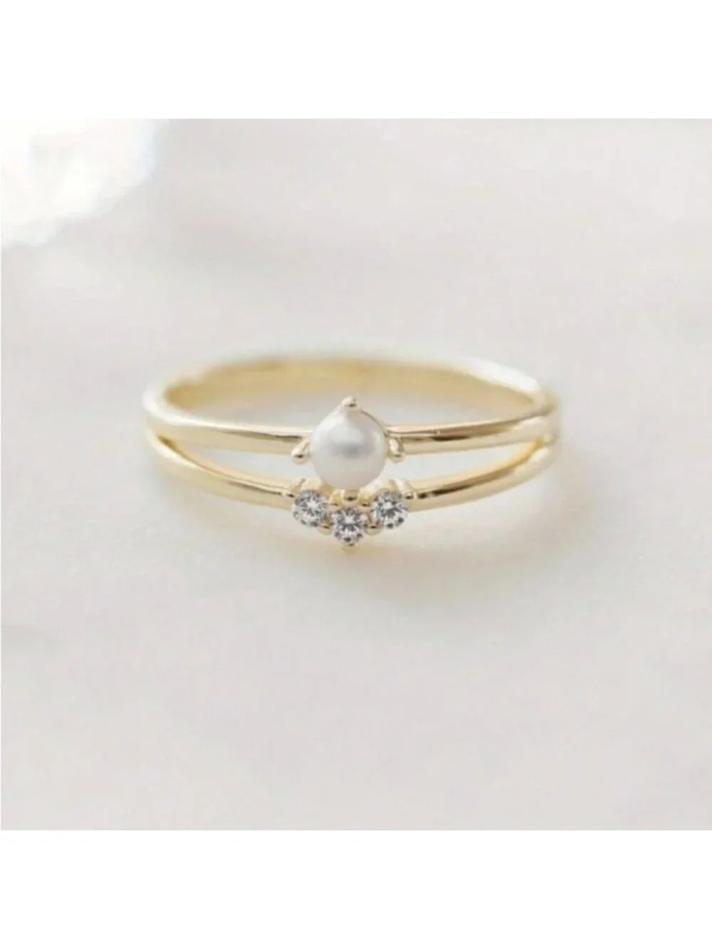 Dainty pearl ring Q22
